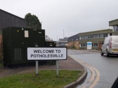 Estrada tão cheia de buracos que os moradores a renomearam como Potholesville… mas ‘nenhuma autoridade vai consertar’