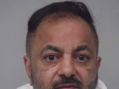 Quatro membros da família foram encontrados mortos devido a ferimentos à bala enquanto crianças aterrorizadas, de 7, 10 e 12 anos, se escondiam no armário