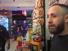 A dona de uma loja de conveniência gosta de transmitir ao vivo de seu balcão… e então supostamente bate o martelo em um cliente por causa de um simples pedido