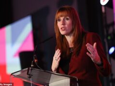 Angela Rayner avisa Starmer ‘deve fazer melhor’, já que aliados dizem que ela está pronta para lutar contra Wes Streeting pelo décimo lugar, com o primeiro-ministro afrouxando poderes e Burnham ‘excluído’