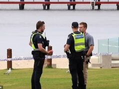 Pânico depois que mulher é encontrada morta na praia em frente a um restaurante badalado à beira-mar em Melbourne