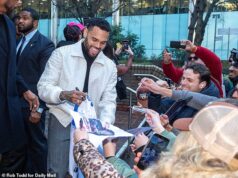 Chris Brown compareceu ao tribunal acusado de supostamente jogar uma garrafa de tequila em um promotor musical em uma boate de Londres – antes de dar autógrafos aos fãs ao deixar a audiência.