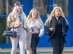 Garotas festeiras bateram na cabeça de um funcionário de um hotel com um telefone e destruíram uma recepção poucas semanas depois de atacar porteiros de clube que as expulsaram por estarem muito bêbadas.