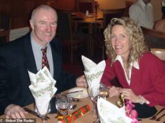 A esposa de Moment revela à polícia que seu marido confessou ter matado sua primeira esposa e o parceiro de seu amante – mas não menciona que ele contou a ela há 10 anos