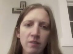 Mamãe escapa por pouco de uma morte horrível no estilo Final Destination 2 depois que uma plataforma de gelo voa do teto de um carro que se aproxima.