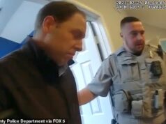 Bodycam mostra o marido chorando enquanto os médicos lhe dizem que sua esposa foi assassinada, mas os promotores dizem que ele planejou o assassinato para dormir com a babá.