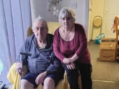 Compramos a casa dos nossos sonhos no topo de um penhasco por £ 165.000 há uma década, agora ela foi deixada cair no mar por um conselho que não se importava nem um pouco.