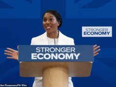 Quentin Letts: Na sala onde Churchill anunciou o naufrágio do Bismarck, Kemi Badenoch lançava torpedos a torto e a direito, desde ‘rainhas do drama’ até trabalho ‘conspiratório’.