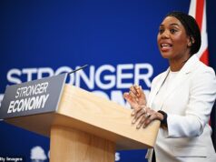 Não devo me distrair, promete Kemmy, enquanto dá um tapa nos desertores que estão “olhando” e nos novos centristas conservadores.