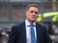 Um piloto da British Airways foi liberado do voo depois de enviar um vídeo dele com os olhos vendados e espancando um comissário de bordo para um colega, que respondeu ‘fan dabby doze’