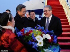 A estrela de ‘Kowtow Keir’ defende a decisão ‘ingênua’ de confortar a China – enquanto presenteia o ditador Xi Jinping, amante do Man Utd, com uma bola de jogo premiada