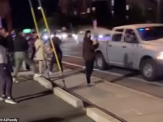 Um vídeo chocante mostra policiais federais pulverizando manifestantes de um caminhão em movimento após uma invasão a um restaurante no Arizona.