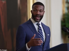 Estrela em ascensão democrata filmada fazendo comentários obscenos durante uma discussão acalorada com rival político