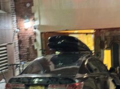 Carros invadem repetidamente sinagogas históricas de Nova York em cenas angustiantes