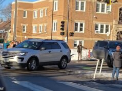 Novo vídeo chocante mostra Alex Pretty correndo até os agentes do ICE e gritando na cara deles antes de quebrar as luzes traseiras dos federais