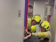 Momentos passam pelo banheiro do trem de passageiros depois de duas horas preso após mau funcionamento da porta a caminho do evento Hyrox