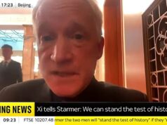 O chefe do Museu de História Natural Moment é afastado pela segurança chinesa durante entrevista à Sky News