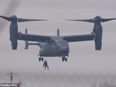 Preparando-se para atacar o Irã? Avião ‘farejador nuclear’ dos EUA chega à Grã-Bretanha e forças especiais perfuram ‘corda rápida’ do avião enquanto Trump fala sobre o aiatolá