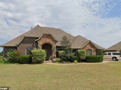 Adolescente é preso depois que o corpo de uma mulher é encontrado jogado em uma lata de lixo do lado de fora de uma deslumbrante casa em Oklahoma