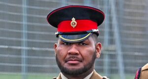 Soldado da cavalaria doméstica bebeu um colega com uma ‘concussão’ durante um apagão, depois entrou em seu quarto e molestou sua namorada adormecida, ouviu um tribunal.