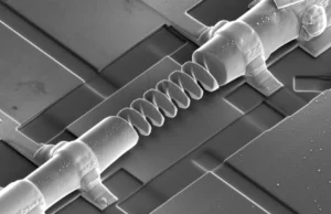Cientistas torcem pequenos cristais para controlar a eletricidade