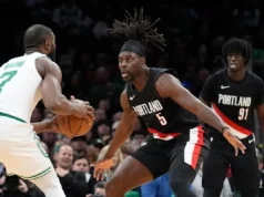 O guarda dos Blazers, Zooey Holiday, dá as boas-vindas ao campeão de volta a Boston para enfrentar o Celtics