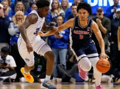 O Arizona, melhor classificado, resistiu a uma recuperação tardia do número 13 da BYU para permanecer invicto com uma vitória por 86-83.