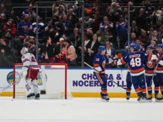 Os Islanders venceram os Rangers por 5-2 no primeiro jogo de Palat