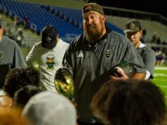O técnico de futebol americano de Grape Creek, Tanner Thiel, partiu para White Oak