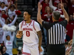 Indiana aumentou a comemoração quando os campeões de futebol deram a volta da vitória e o time de basquete derrotou Purdue