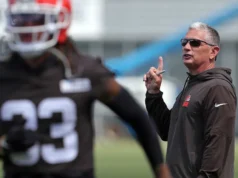 Relatório: Todd Monken está aberto a manter Jim Schwartz como DC em 2026