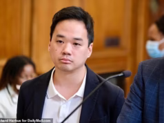 Um professor de escola particular enviou fotos pornográficas em retaliação a estudantes do sexo feminino, alega o processo, depois que ativistas vigilantes o contrataram e disseram que os pais preocupados com seu passado criminoso eram racistas.