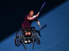 Hewett chegou às semifinais de simples, mas perdeu nas duplas