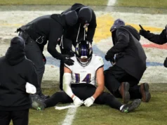 Ravens S Kyle Hamilton deixou o jogo em um carrinho com um ferimento na cabeça, e os Steelers marcaram o primeiro TD com ele fora de campo.