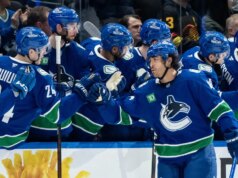 San Jose Sharks enfrenta Vancouver Canucks, Kiefer Sherwood ainda está fora