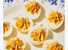 Ovos cozidos com chalota e pepperoncini de Violet Wichel