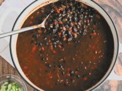 Julia Child uma vez pediu este chili de feijão preto; Veja como se preparar para o Super Bowl