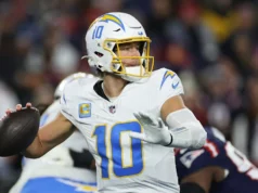 Mike McDaniel: É importante não confiar muito em Justin Herbert indo além