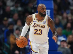 LeBron James chora durante vídeo tributo aos 25 pontos seguidos pelo Cavs nos playoffs de 2007