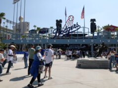 Dodgers 2026 Love LA Community Tour: entrega de mantimentos e aquisição do Playworks Recess