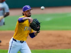 Jay Johnson conversa com Cassan Evans, do beisebol da LSU, antes de 2026
