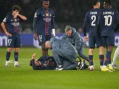 Os problemas de lesão do PSG continuam enquanto o ala Quaratskhelya sai mancando contra o Newcastle