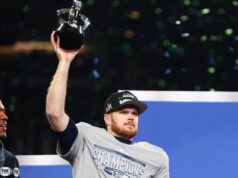 Sam Darnold comemora com a noiva Katie depois que os Seahawks avançam para o Super Bowl