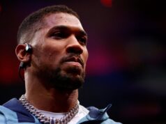 Anthony Joshua luta contra as lágrimas ao falar sobre a perda de amigos em um acidente de carro: ‘Eu estava andando com gigantes’