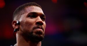 Anthony Joshua luta contra as lágrimas ao falar sobre a perda de amigos em um acidente de carro: ‘Eu estava andando com gigantes’
