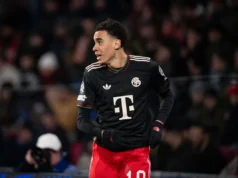 Jamal Musiala exultante após grande atuação na vitória do Bayern de Munique por 2 a 1 sobre o PSV Eindhoven
