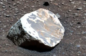 Estranhas rochas brancas em Marte indicam milhões de anos de chuva