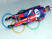 A ex-residente da cidade Emilie Fisneler completa as duas primeiras corridas de luge nos Jogos Olímpicos de Milão Cortina