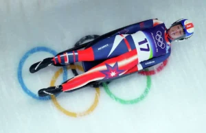 A ex-residente da cidade Emilie Fisneler completa as duas primeiras corridas de luge nos Jogos Olímpicos de Milão Cortina