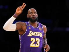 LeBron James se torna o jogador mais velho com triplo-duplo na vitória do Lakers por 124 a 104 sobre o Mavericks